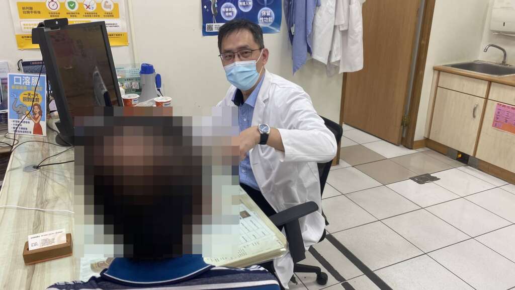 ▲員榮醫療體系員榮醫院泌尿科主任石宏仁醫師,向患者解說病情。(圖/員榮醫院提供)