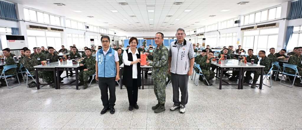 ▲彰化縣長王惠美在縣府民政處副處長陳俊南、軍人服務站潘道生專員等人陪同,先後前往嘉義精忠、中坑營區探視陸軍第259、261梯次的縣籍子弟兵,受到營區長官及受訓役男熱烈歡迎。(圖/彰化縣政府提供)