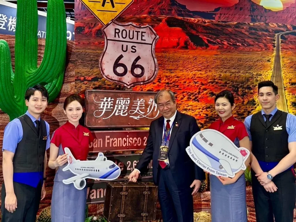 展區以 5 米高巨幅電視牆結合互動科技，帶領民眾一秒走進羚羊峽谷、舊金山、維也納、布拉格、峇里島、布里斯本，以及熊本、香港、東京、曼谷等熱門航點