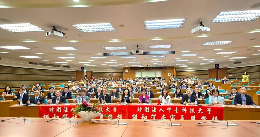 中臺科大舉辦AI×ESG醫療長照論壇活動,開幕式大合影。(圖/陳惠玲攝影)