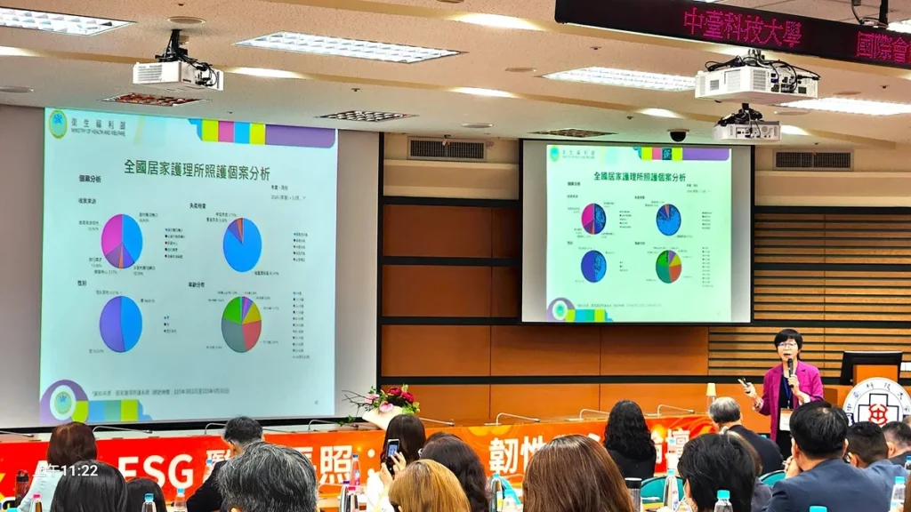 蔡淑鳳強調,護理工作不應再侷限於醫院「白色巨塔」,而是走入社區、深入各鄉鎮。透過數位轉型與AI科技的輔助,這些工具將不再是冰冷技術,而是減輕護理負擔、強化醫療韌性,並為社會帶來更高層次幸福感的重要力量。(圖/陳惠玲攝影)