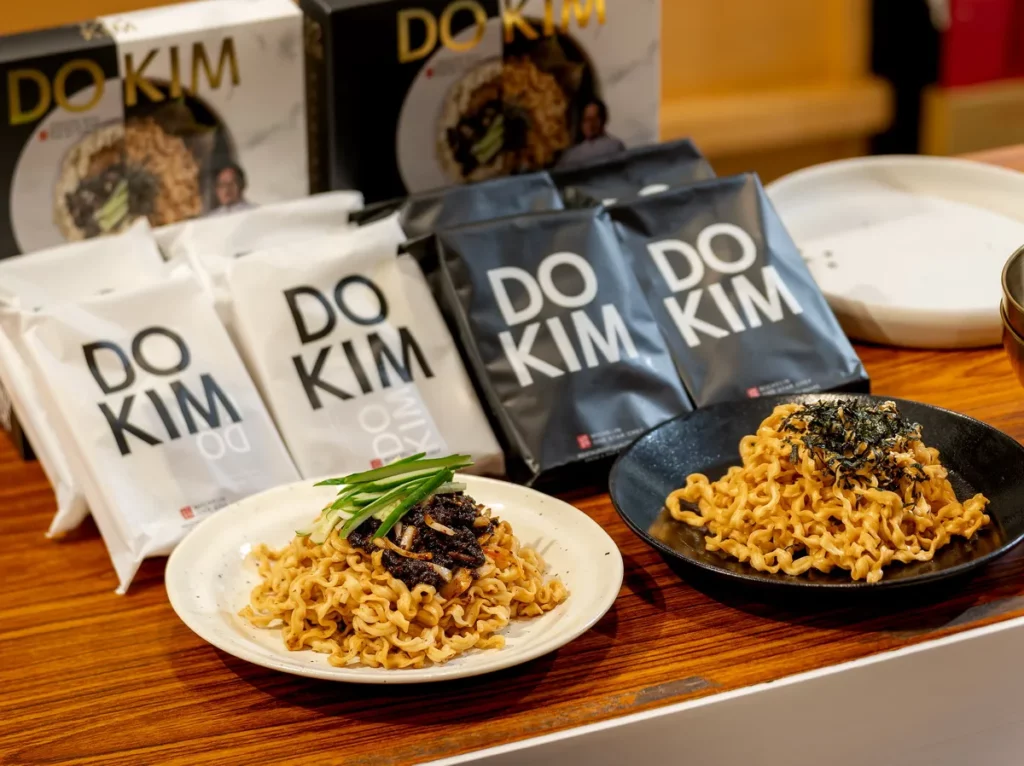 DO KIM推出「韓式紫蘇油拌麵」與「韓式雙醬拌麵」兩款風味，一盒即能享用雙重口味。
