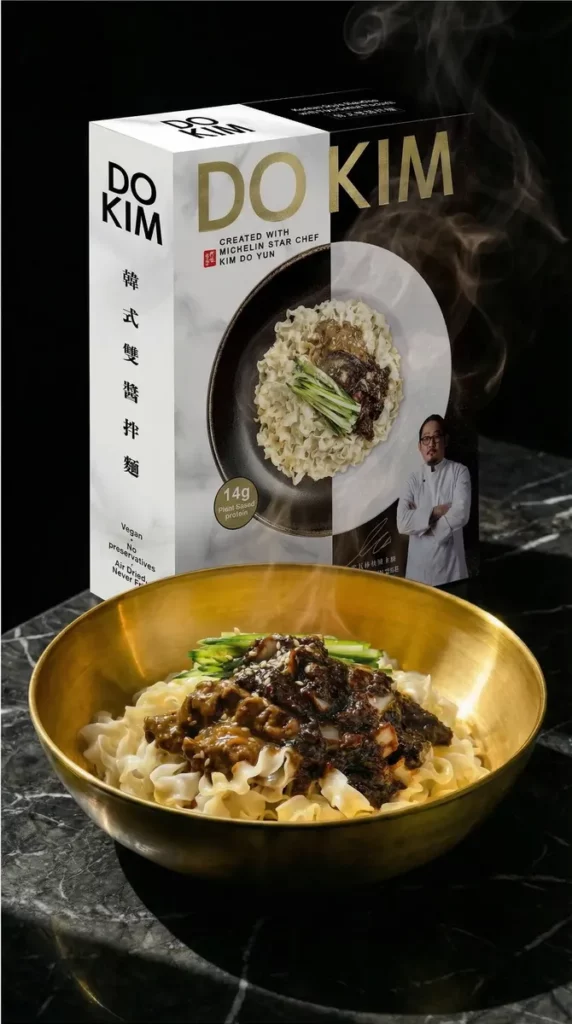 「韓式雙醬拌麵」則將台灣特有的胡麻香與韓式炸醬的焦香與黑豆甜味層層堆疊，醬汁厚實緊貼麵條，每一口都是濃郁卻不膩口的高級風味。