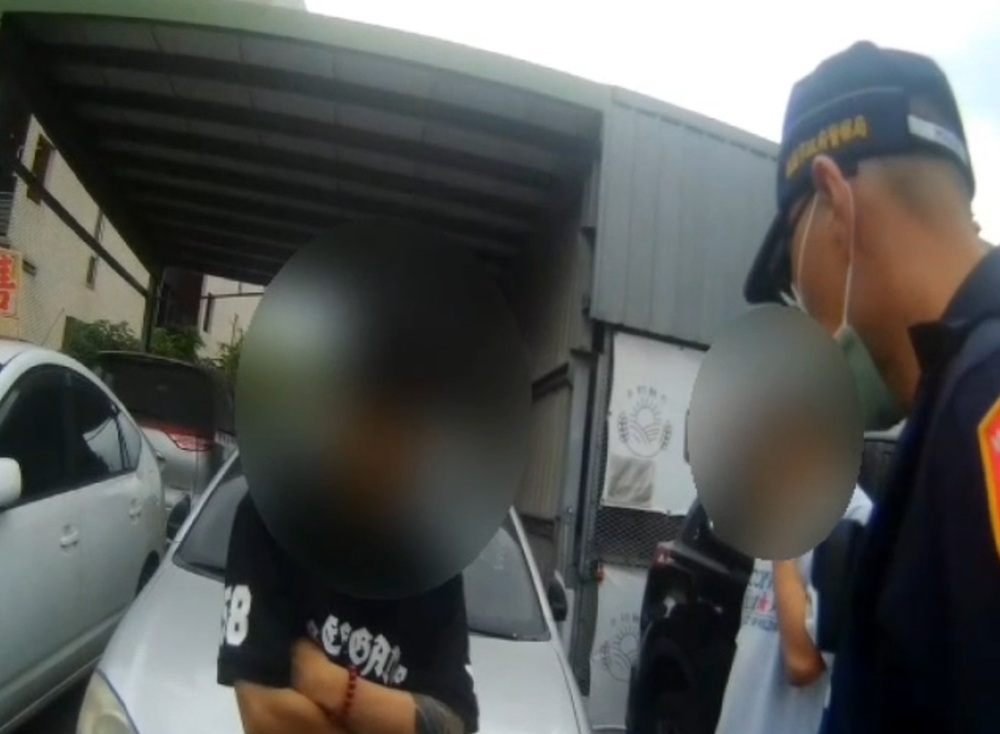 涉毒駕連續擦撞路旁汽車 警逮3人查獲毒品依托咪酯 203 cnews204260522a11
