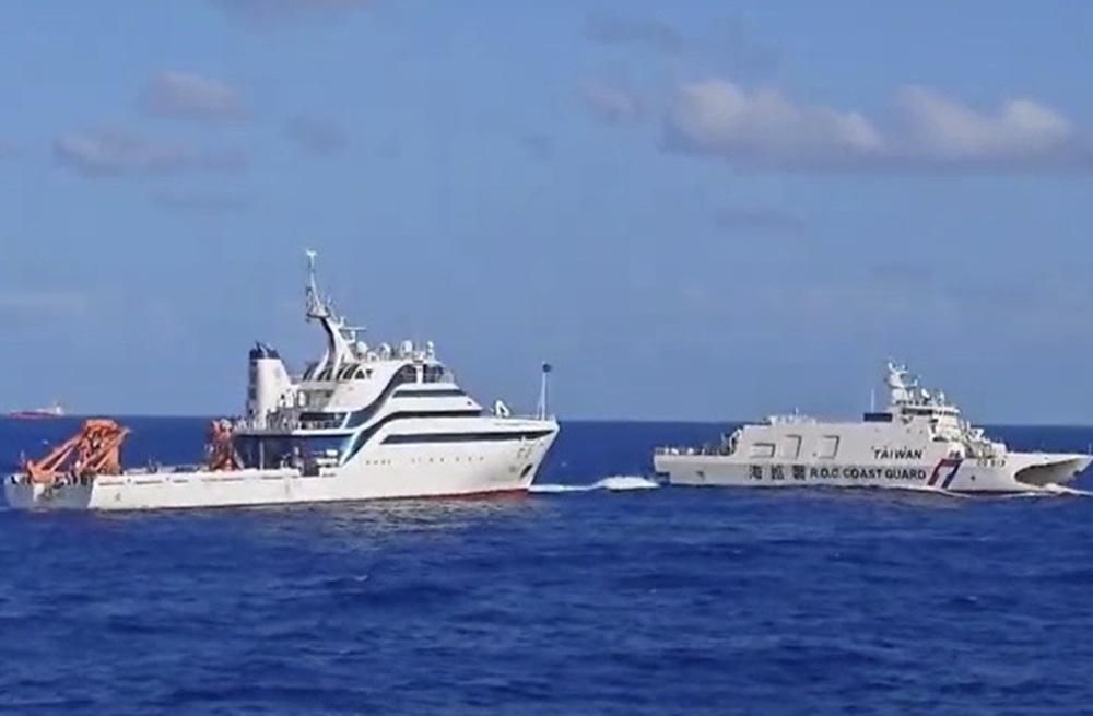 中國科研船二度非法調查 海巡艦艇全程監控強勢驅離 203 cnews204260522a13