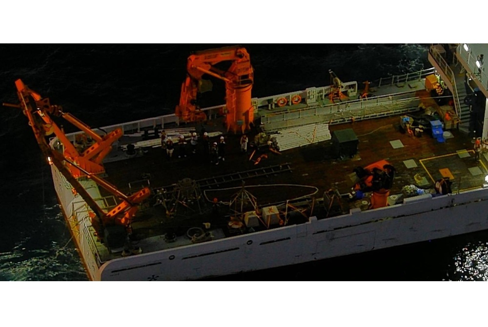 中國科研船二度非法調查 海巡艦艇全程監控強勢驅離 204 cnews204260522a14