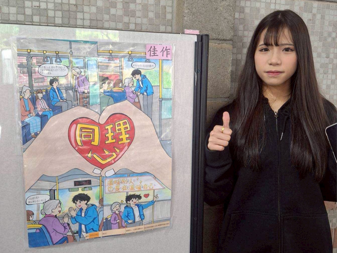 新生醫專幼保科全國教保技藝競賽大放異彩 「說演故事」勇奪冠軍 展現專業實力與教育溫度 圖說四:三年二班學生黃毓芯則以〈溫暖別人,也是在溫暖自己〉獲得佳作肯定。圖:新 0