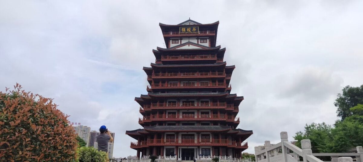▲湖北天門市茶聖故里園是大陸4A景區，園中茶經樓又稱「天下第一茶樓」。