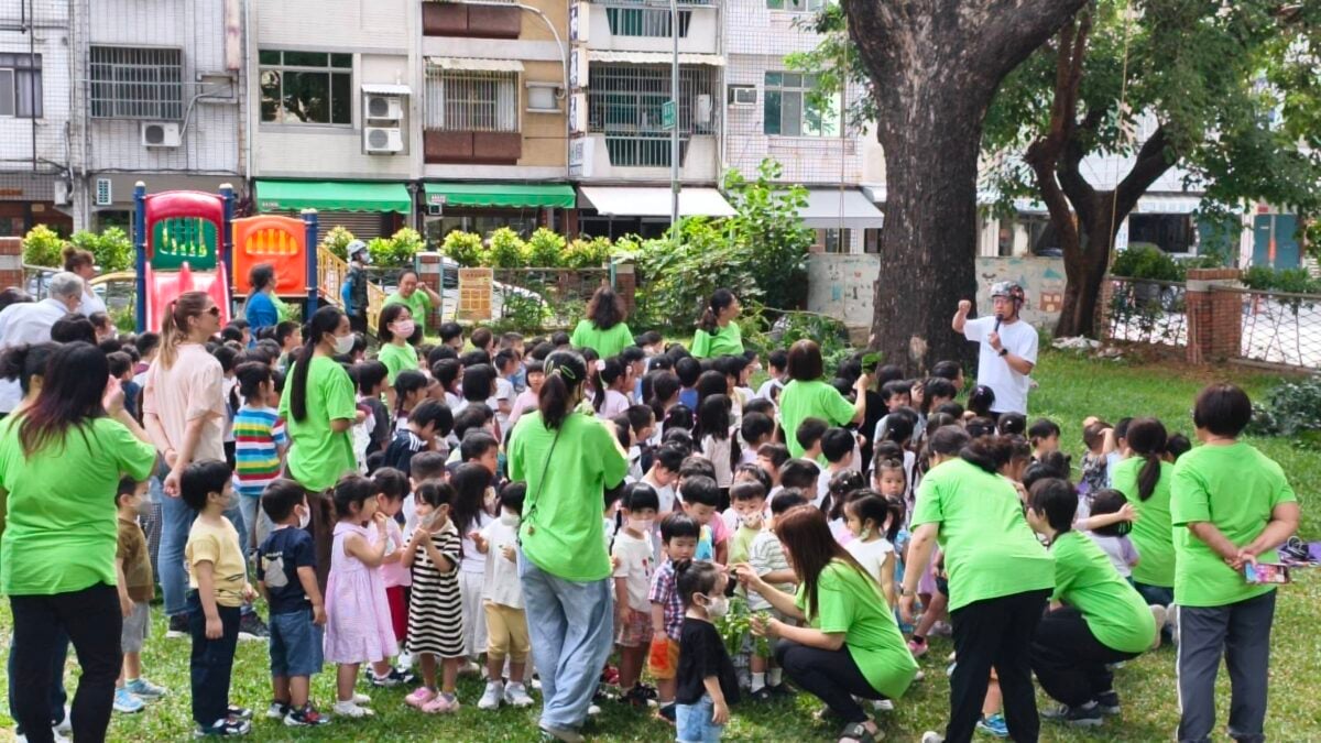 ▲校園大樹變生命教室,孩子親搬枯枝學尊重自然 護樹教育向下扎。
