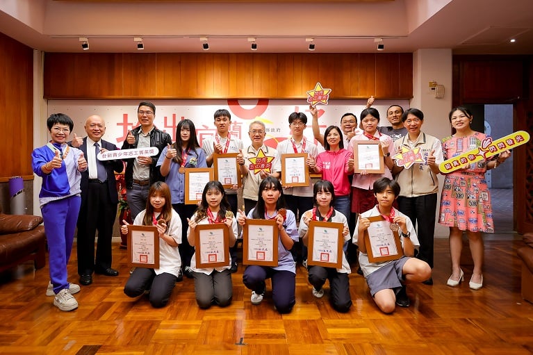 ▲代理縣長林茂盛公開表揚第26屆台新青少年菁英志工獎得主合影。