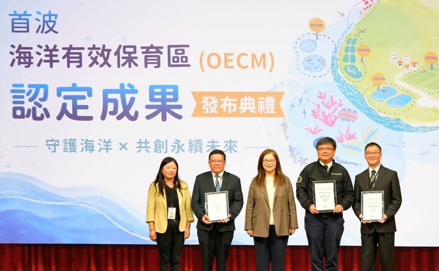 ▲主委管碧玲親自頒發三處海洋有效保育區OECM認定證書,分別為台電離岸風電第一期、中油觀塘未開發區及台泥和平工業港。