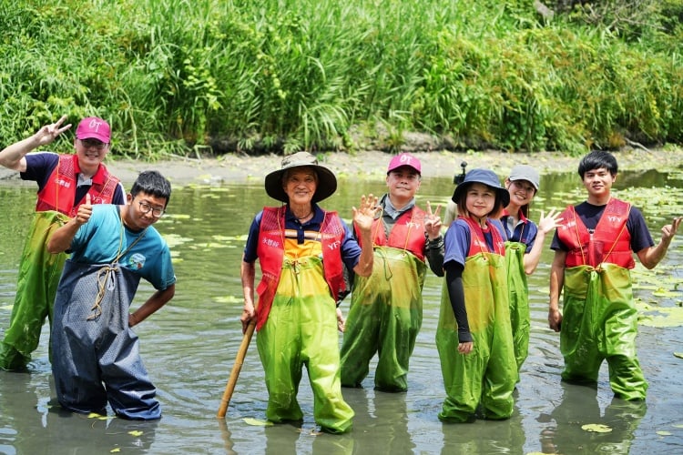 ▲高齡90歲永豐餘退休同仁(左3)，關懷濕地不遺餘力，特地前來參與志工假期。