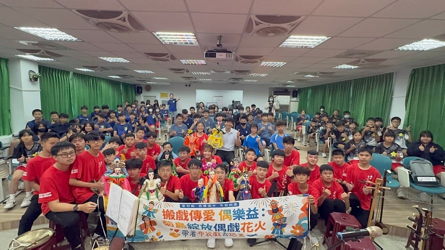 ▲西螺國中「帶著布袋戲去送愛」赴澎湖公益巡演,跨海公益巡演三場次,學生以傳統布袋戲傳遞關懷與溫暖。(記者劉峻文攝)