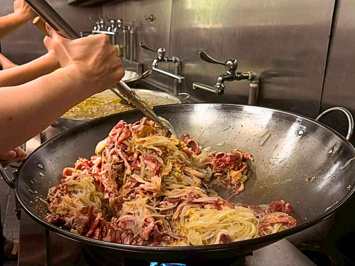 三重人氣鴨肉料理之一，生炒鴨肉羹湯頭蒜香濃郁，搭配粿仔或米粉滑順入味，越吃越順口（圖/Medick Marketing Ltd.提供）