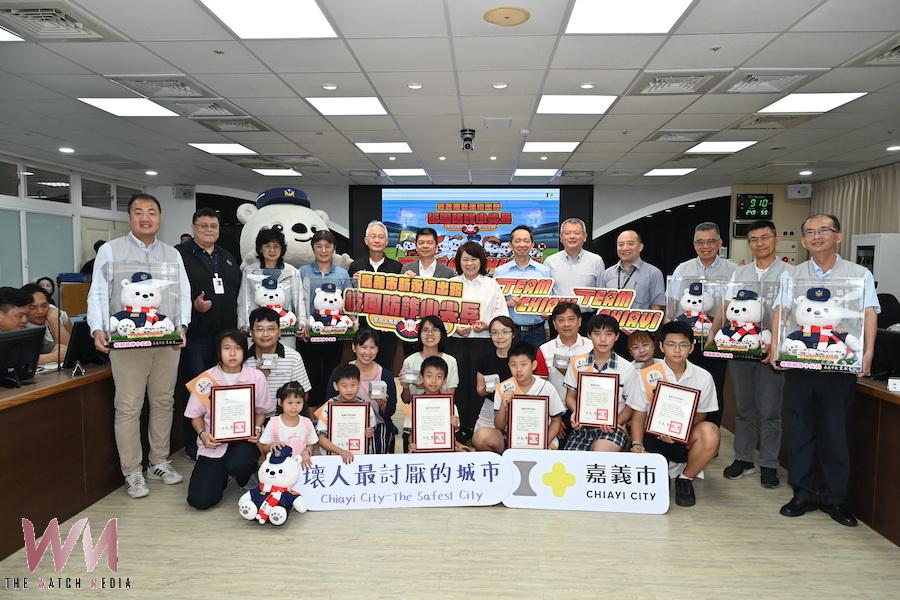 黃敏惠市長為表彰學校積極參與推廣成效,親自頒獎感謝各校投入,讓「識詐、防詐」成為嘉義市日常生活的一道安全防線。(圖/嘉義市警察局提供)