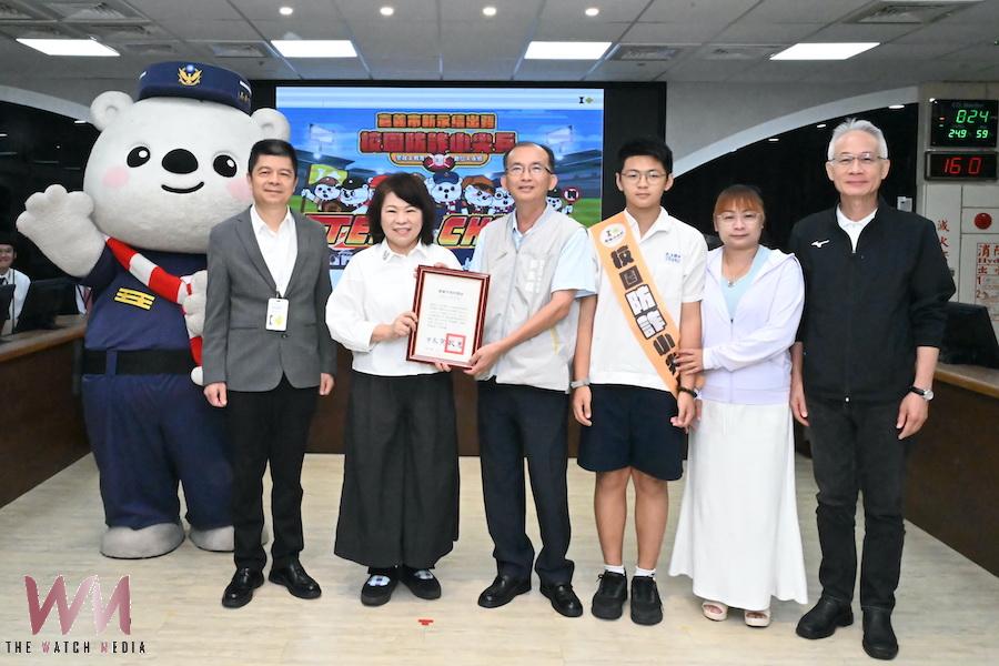 黃敏惠市長為表彰學校積極參與推廣成效,親自頒獎感謝各校投入,讓「識詐、防詐」成為嘉義市日常生活的一道安全防線。(圖/嘉義市警察局提供)