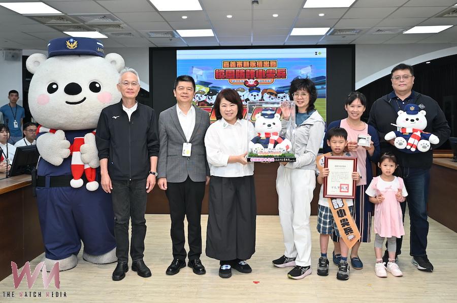 黃敏惠市長為表彰學校積極參與推廣成效,親自頒獎感謝各校投入,讓「識詐、防詐」成為嘉義市日常生活的一道安全防線。(圖/嘉義市警察局提供)