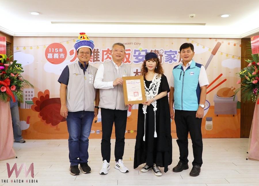 嘉義市政府為凝聚嘉義市火雞肉飯業者力量、塑造安全職場環境,邀集26家在地火雞肉飯業者共同成立「火雞肉飯安衛家族」。(圖/嘉義市政府提供)