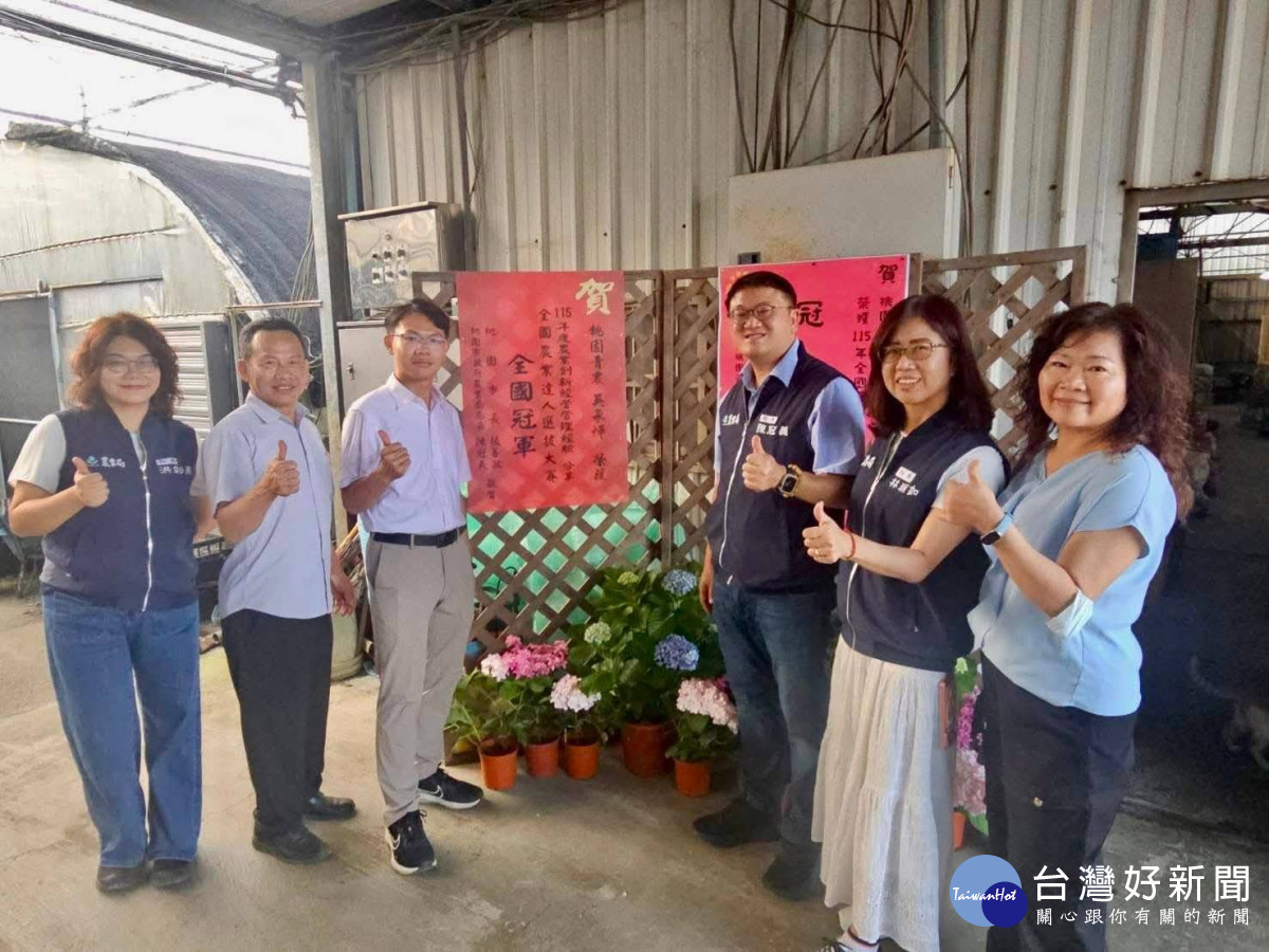 桃園青農吳承燁（左3）獲全國農業達人冠軍，農業局長陳冠義（右3）率領一級主管前往祝賀。