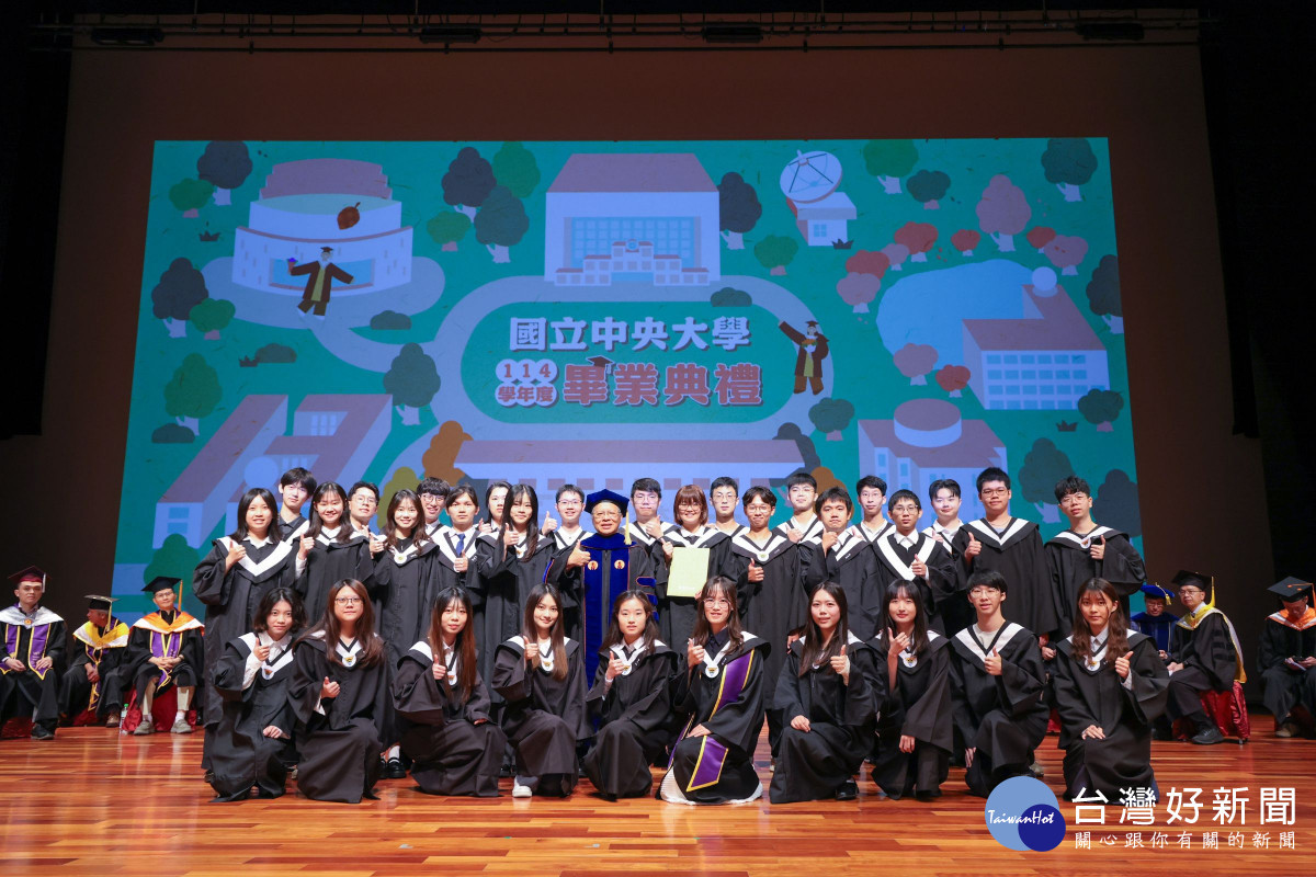 中央大學今年度大學部、碩士班和博士班共約3500位畢業生完成學業,校長蕭述三恭賀學子迎向人生新篇章。<br /><br /> <br /><br />