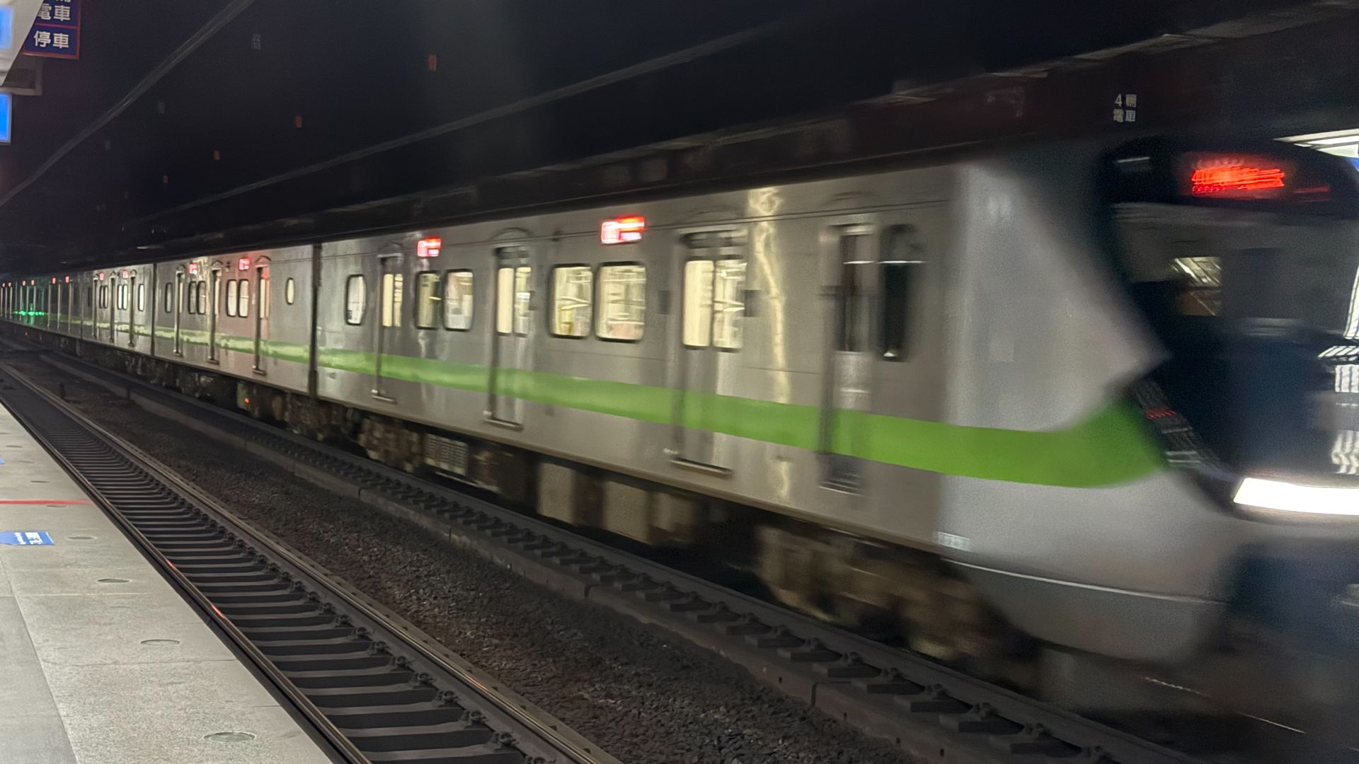台鐵板橋站驚傳臥軌!列車進站急煞 嚴重誤點