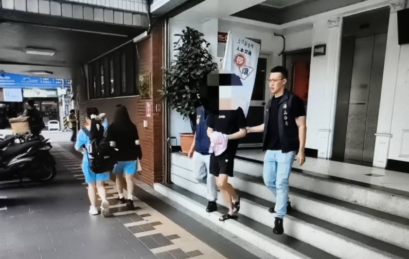 追撞執勤警發文挑釁 海山警深夜拘提23歲囂張男 40 《圖說》邱男依妨害公務、妨害秩序等罪嫌,移送新北地方檢察署偵辦。〈海山分局提供〉