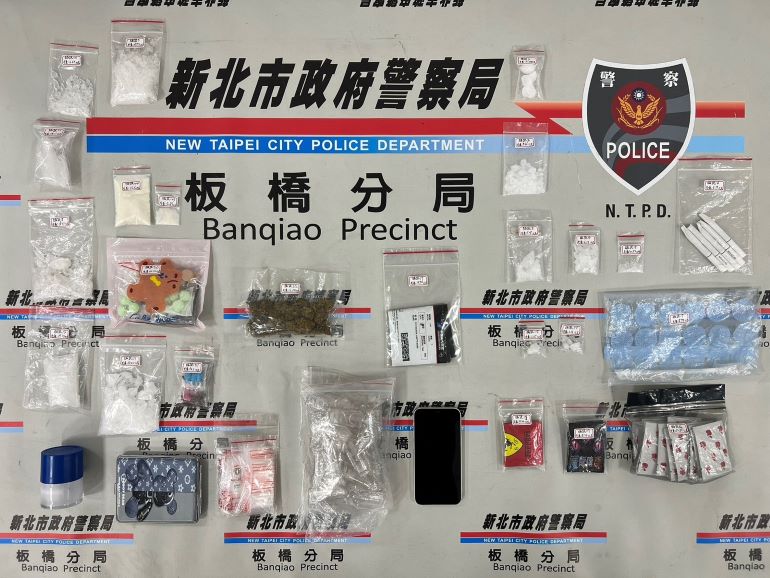 凌晨橫停橋下呼呼大睡 板橋警「好鼻師」起獲大量毒品 47 《圖說》員警現場共查扣安非他命、大麻等相關證物。〈板橋分局提供〉