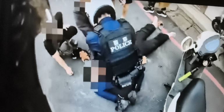 與死神拔河! 中和警民聯手搶命CPR救回路倒男 24 《圖說》警消民合作CPR救人。〈中和分局提供〉