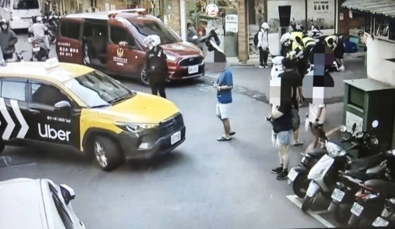 與死神拔河! 中和警民聯手搶命CPR救回路倒男 26 《圖說》交通管制引導救護車。〈中和分局提供〉