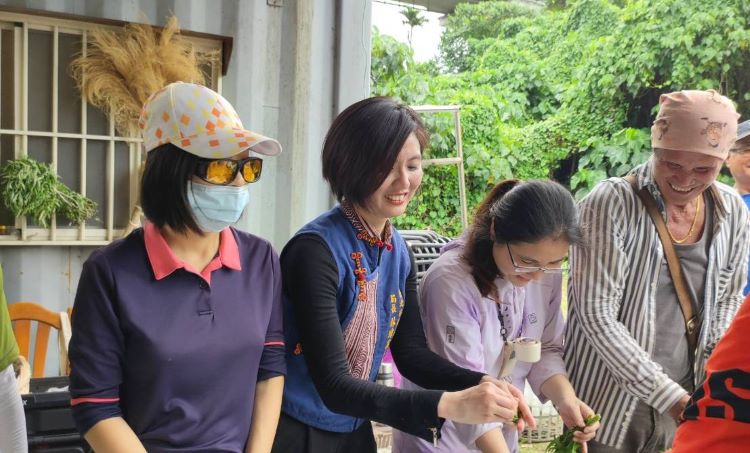 走進三峽野菜園 新北推原民食農教育體驗慢食文化 62 《圖說》原民局長林瑋茜(左二)與學員一同現煮野菜料理,在都市裡重新感受土地與飲食的連結。〈原民局提供〉