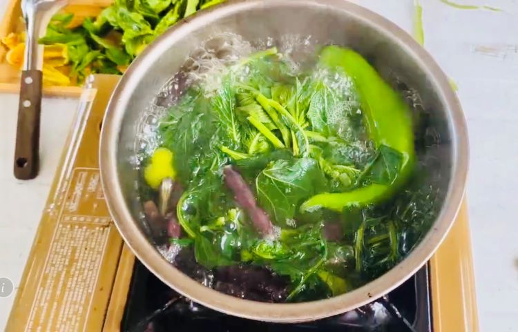 走進三峽野菜園 新北推原民食農教育體驗慢食文化 63 《圖說》一碗「很慢」的野菜湯。〈原民局提供〉