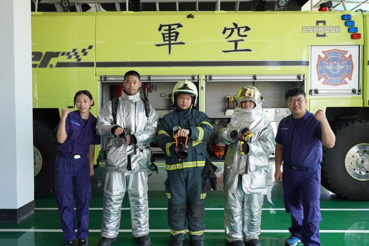 開拓多元職涯 新北攜手國軍助弱勢青年翻轉人生 58 《圖說》參訪空軍松山基地指揮部消防分隊,青年初次穿上消防服體驗裝備之沉重與不易,直呼體驗有趣且印象深刻。〈社會局提供〉