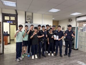 高中生參訪派出所 警強化犯罪預防教育 56 %E4%B8%80 97 300x225 1