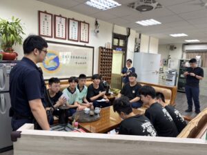 高中生參訪派出所 警強化犯罪預防教育 57 %E4%BA%8C 40 300x225 1
