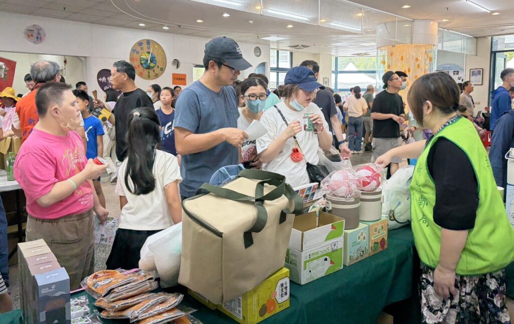 新竹郵局設攤力挺「愛滿二十」園遊會 郵政同仁化身「金融防詐守護天使」 26 115052332
