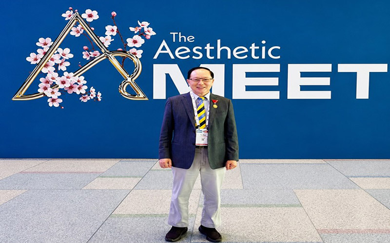 ▲曹院長與The Aesthetic Meet會場主視覺合影。（圖/曹賜斌整形外科診所提供）