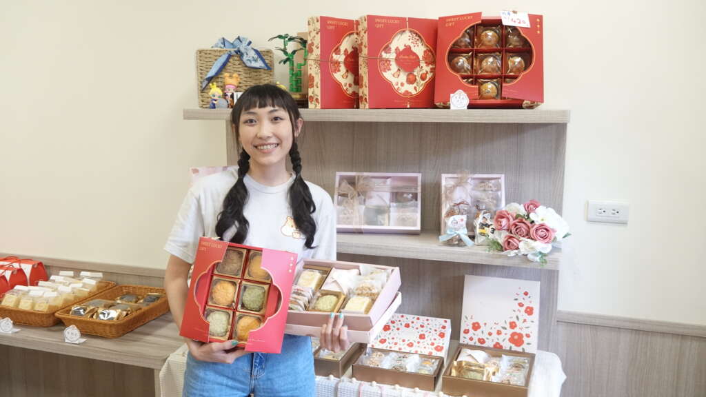 ▲曾在工地與工程進度之間奔波六年的28歲吳品瑩,為了陪伴孩子成長,毅然轉換跑道投入烘焙,創立「糖炒菓子」手作烘焙,並於今日正式開幕。(圖/記者林明佑攝)