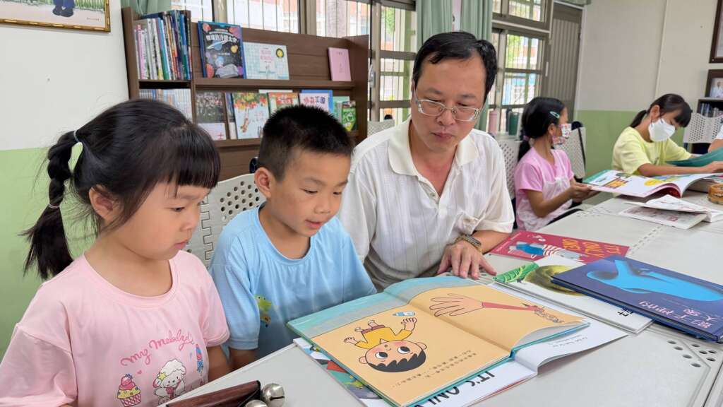▲親師生在悠遠靜謐的靜思書軒放下手機,共享假日晨間家校閱讀,沉澱心靈享受幸福時光。(圖/福德國小提供)