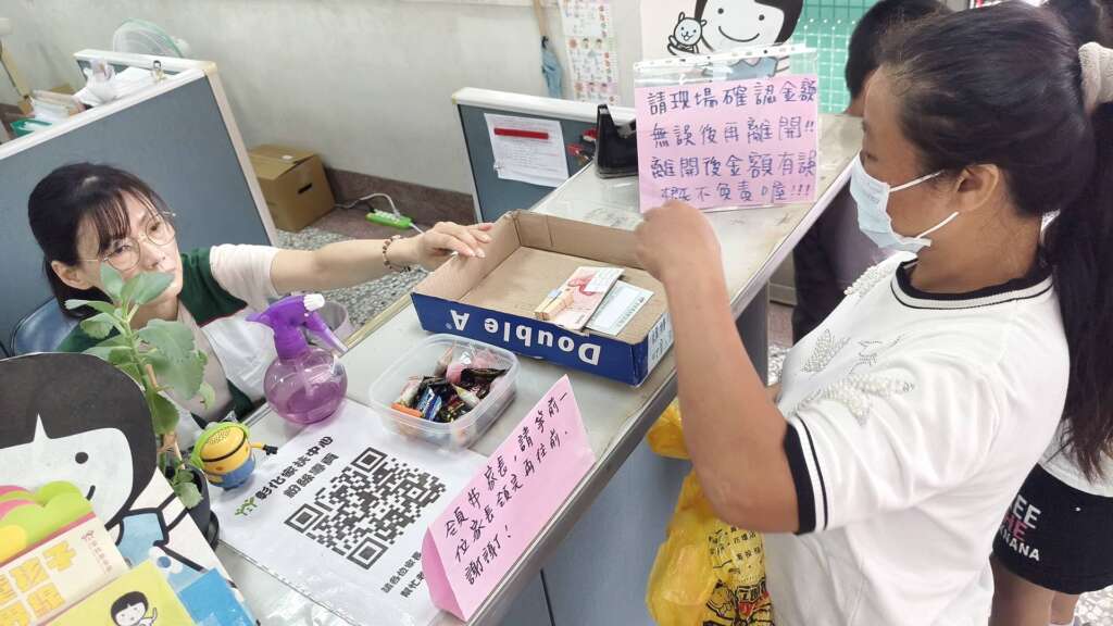 ▲彰化家扶發放扶助金與愛心物資，助弱勢家庭減輕生活壓力。（圖／彰化家扶提供）