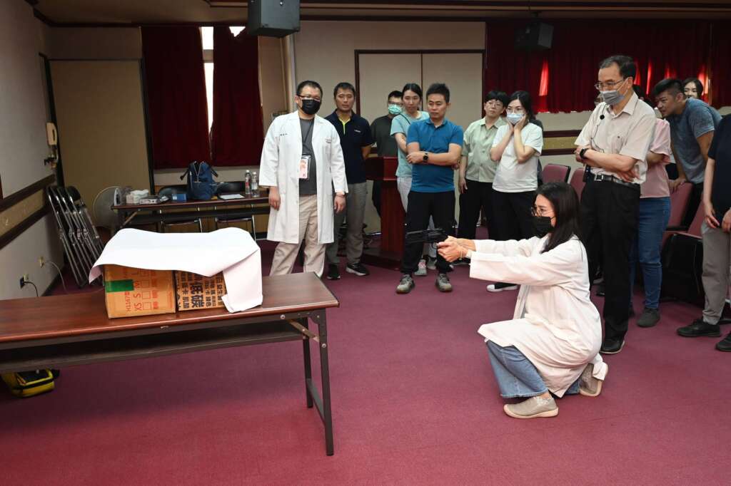 ▲彰化縣警察局邀請前中央警察大學鑑識科學學系教授、國內槍彈鑑識專家孟憲輝蒞局授課,透過理論與實務並重之教學方式,強化鑑識人員專業知能,提升科學辦案量能。(圖/彰化縣警察局提供)