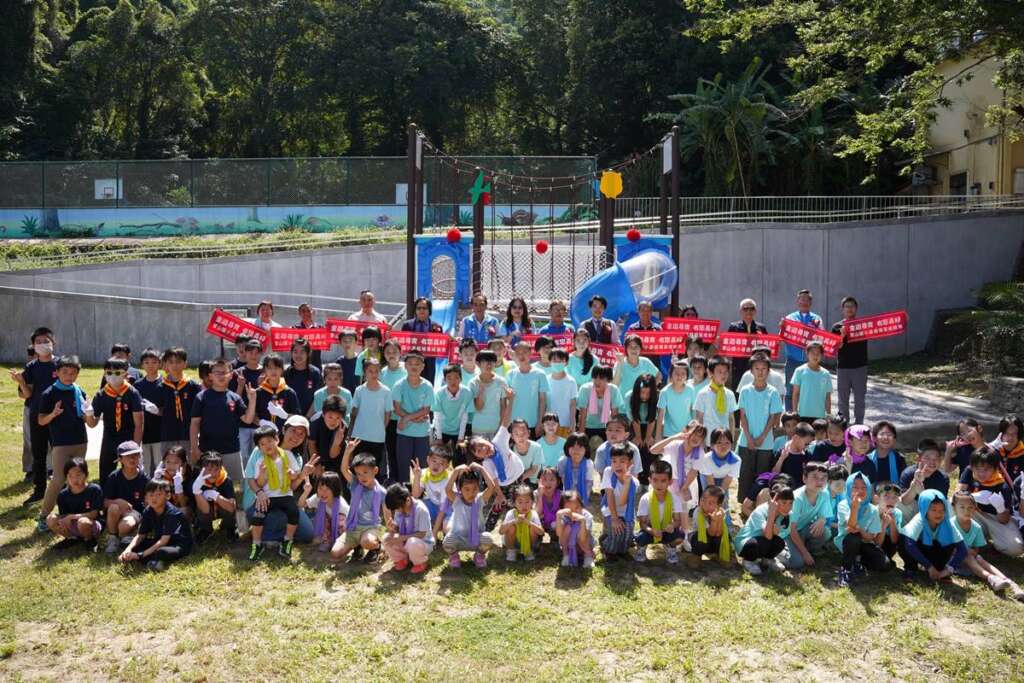 ▲寶山國小110週年校慶運動會暨新建遊樂器材落成啟用典禮，各界代表與孩子們開心合影留念。