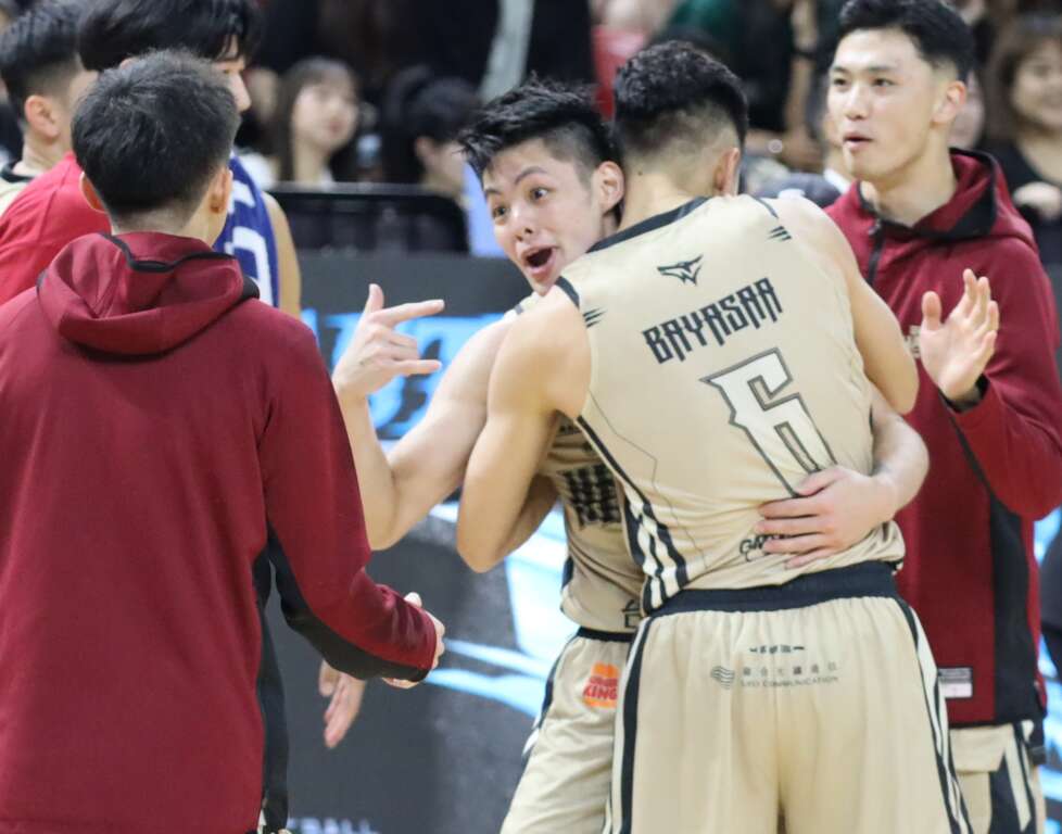 谷毛唯嘉神準表現帶來獵鷹隊第一勝,賽後開心擁抱隊友。 (蔡小明攝影)