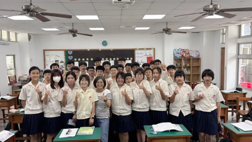 佛光山普門中學國一仁班班導胡馨方老師(左五),帶領學生響應《三十而光|目中有人計畫》