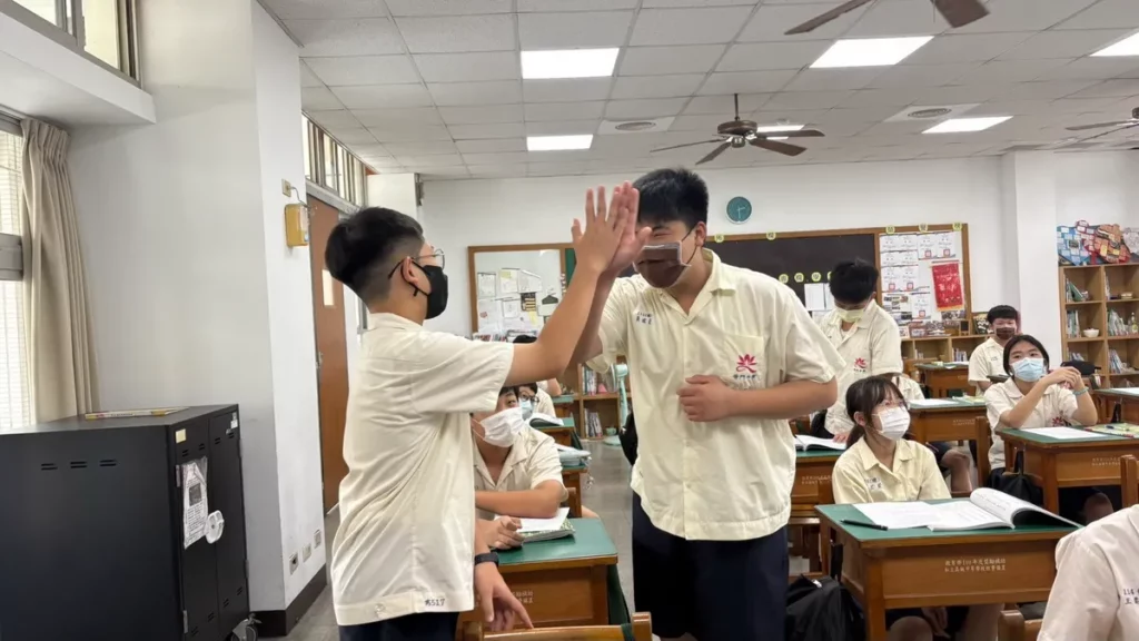 「Give me five!」學生以趣味互動實踐「給人信心、給人歡喜、給人希望、給人方便等四給精神