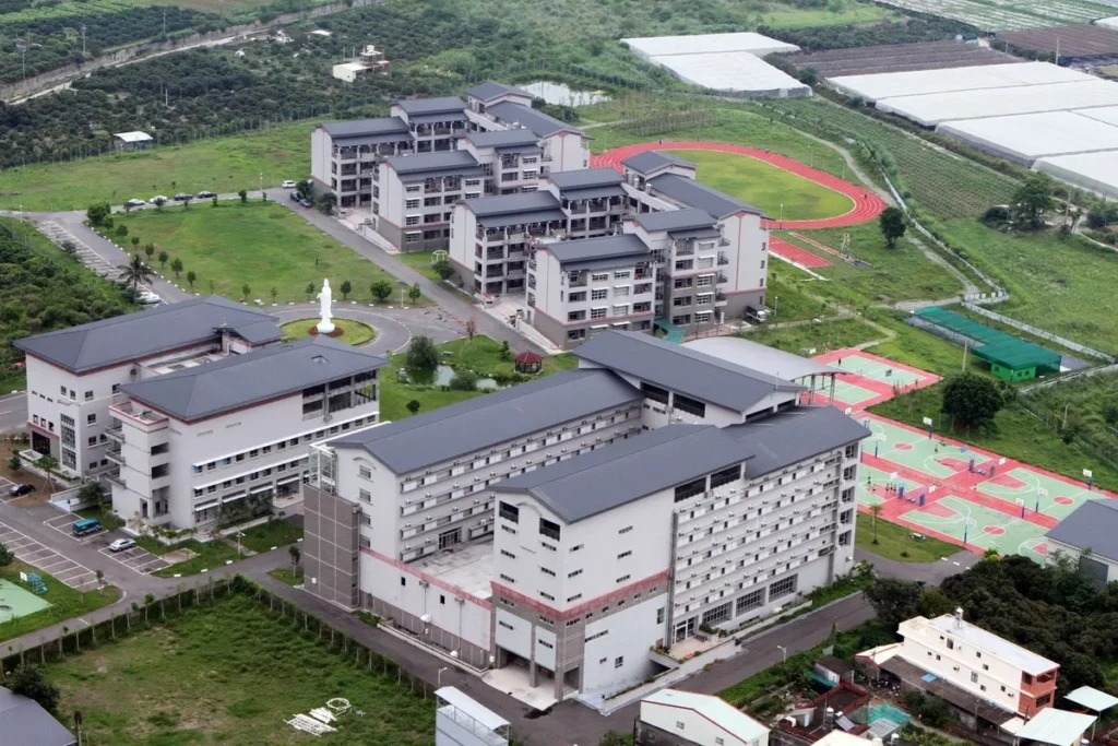 空拍下的普門中學校園,融合自然、生態與教育環境,展現三好校園的人文關懷與永續理