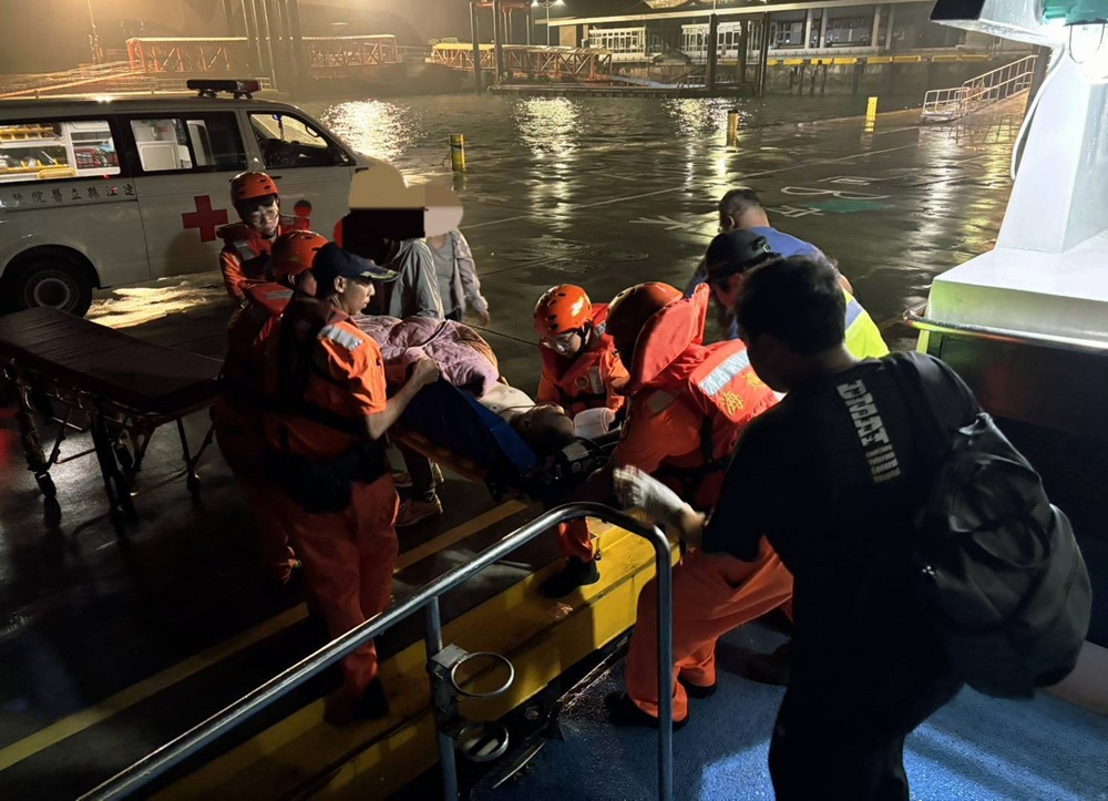 馬祖東莒碼頭看藍眼淚 59歲男失足溺水海巡艇緊急後送 282 cnews204260523a01