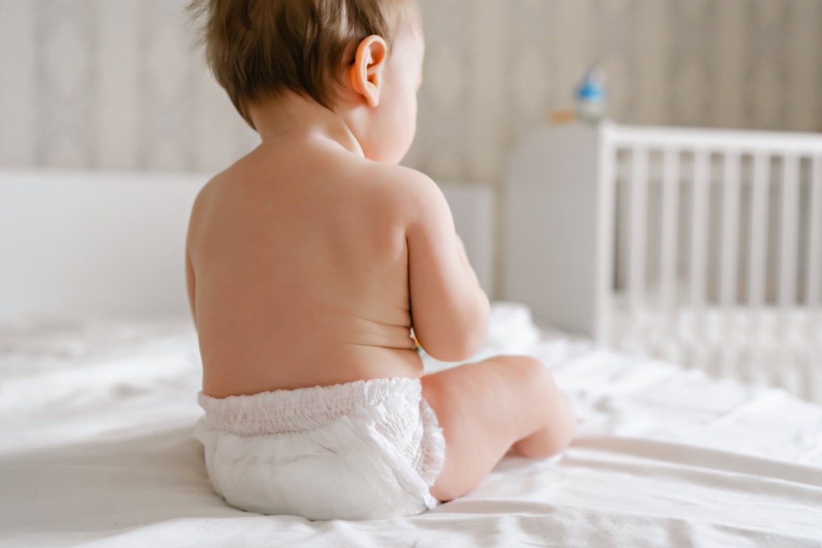 桃園全面提升托育量能 每案330萬補助民間開辦托嬰中心 cute baby dry soft diaper white bed home back view high quality photo