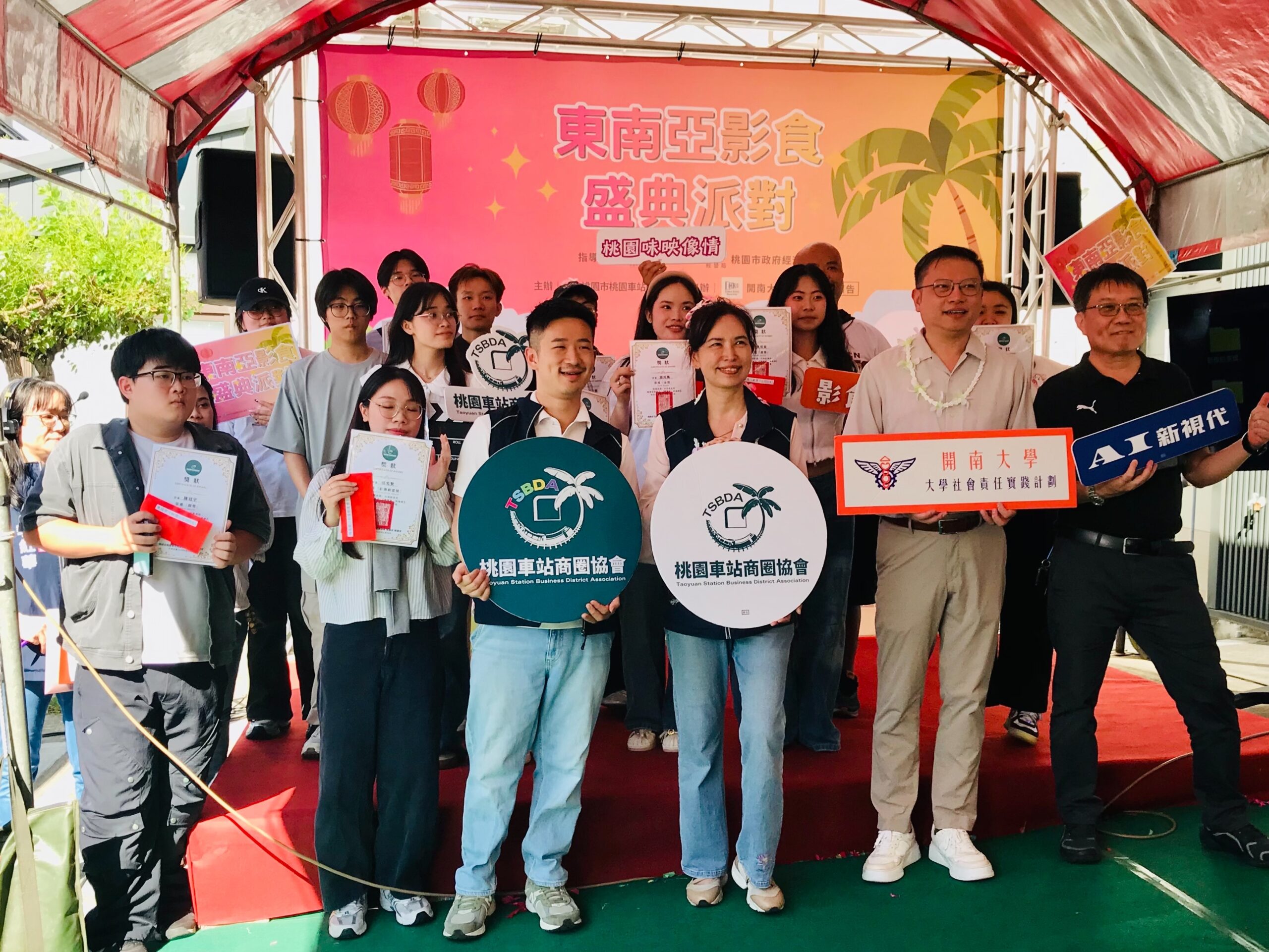 開南大學前進桃園後站東南亞「影食」盛典 學生拍短影音行銷在地商家 S 41558042 scaled