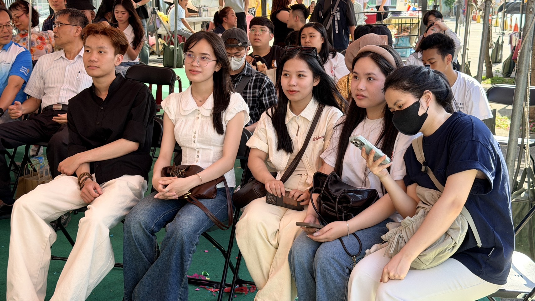 開南大學前進桃園後站東南亞「影食」盛典 學生拍短影音行銷在地商家 S 41558048