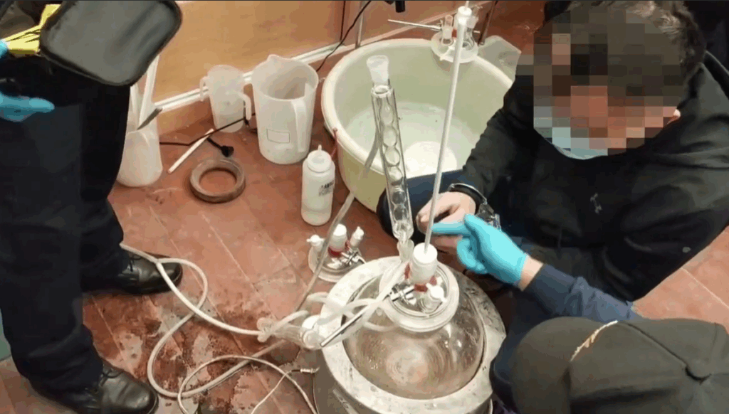 海巡署偵防分署彰化查緝隊今年1月在嘉義市成功搗破大型喪屍菸彈製毒工廠。(圖/海巡署)